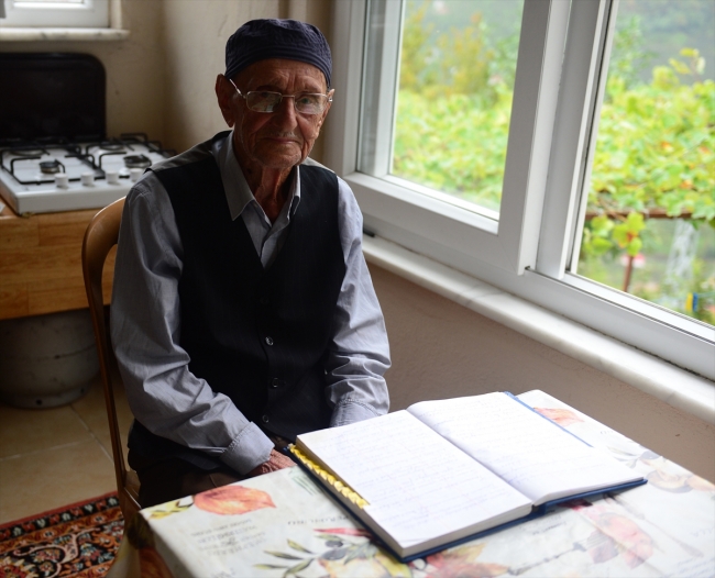 Ülkede ve köyünde yaşanan önemli olayları 70 yıldır deftere kaydediyor